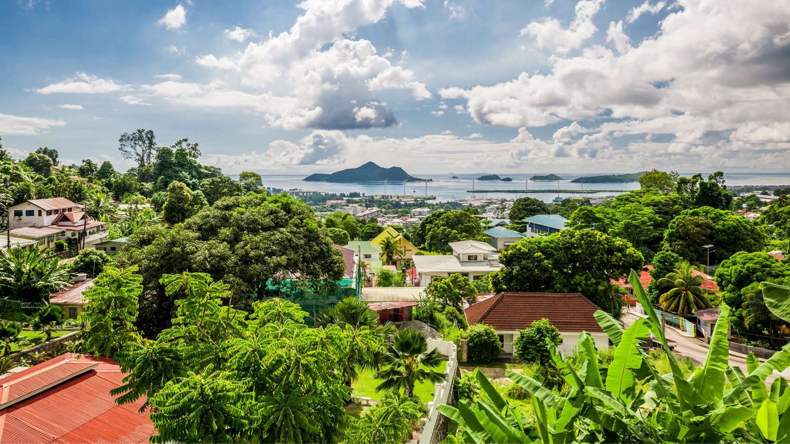 Widok na stolicę Seszeli, Victorię, wyspę Mahe.