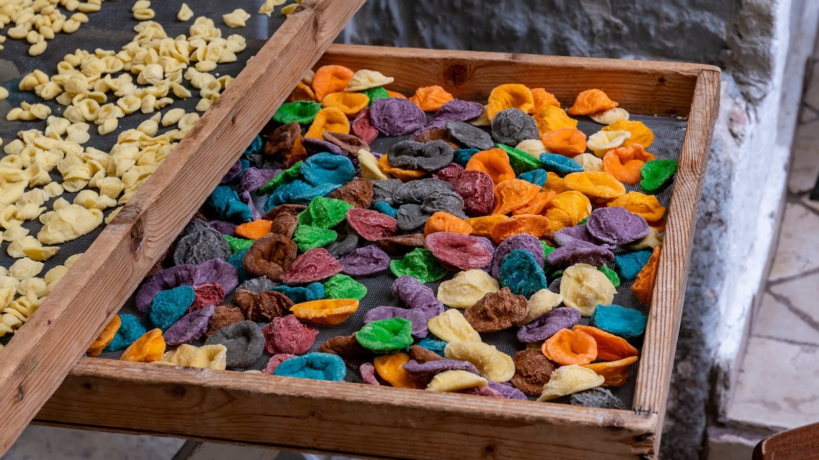 Kolorowy tradycyjny apulijski „orecchiette” na Strada Arco Basso, znany jako ulica orecchiette w starym Bari