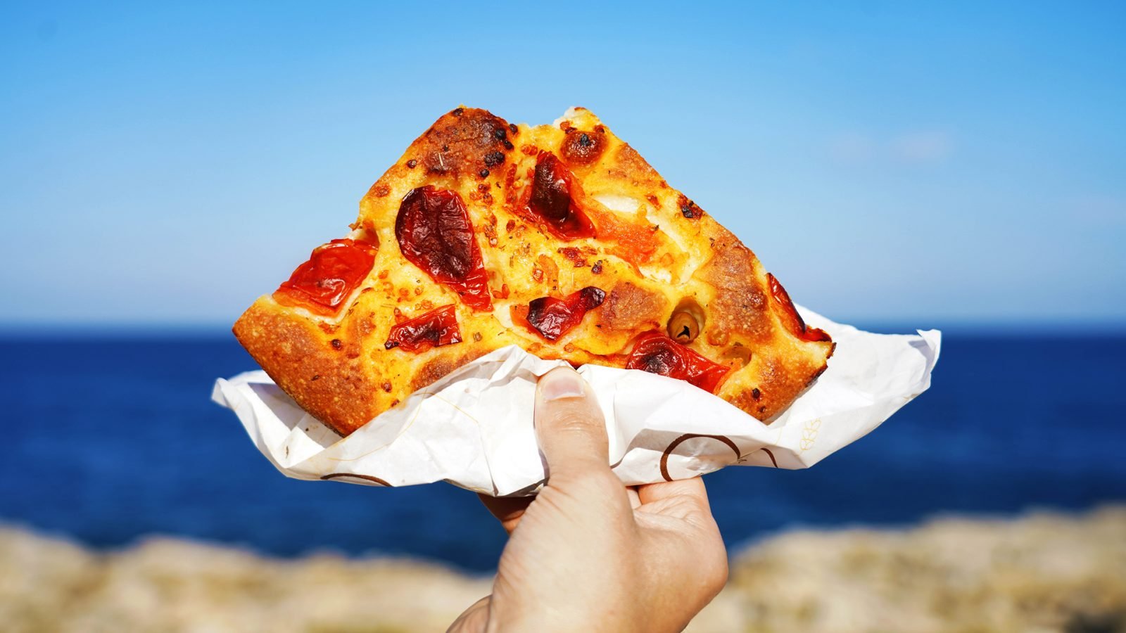 Focaccia z Morzem Śródziemnym w tle