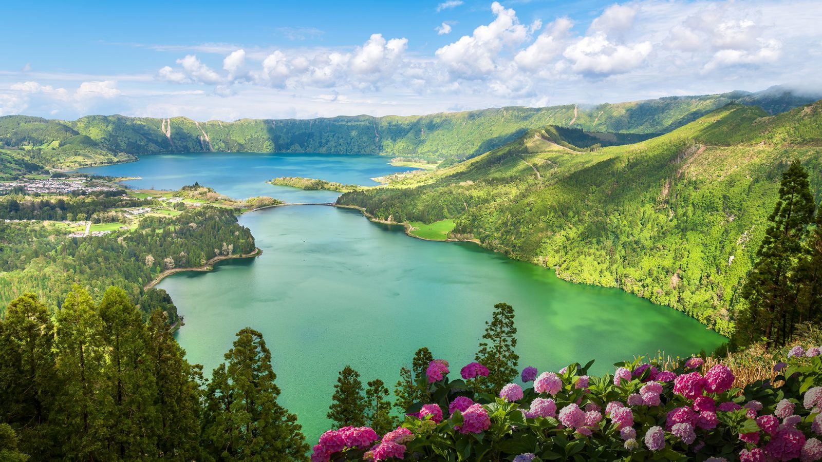 Panorama na dwa połączone ze sobą jeziora: Lagoa Verde (Zielone Jezioro) i Lagoa Azul (Błękitne Jezioro)