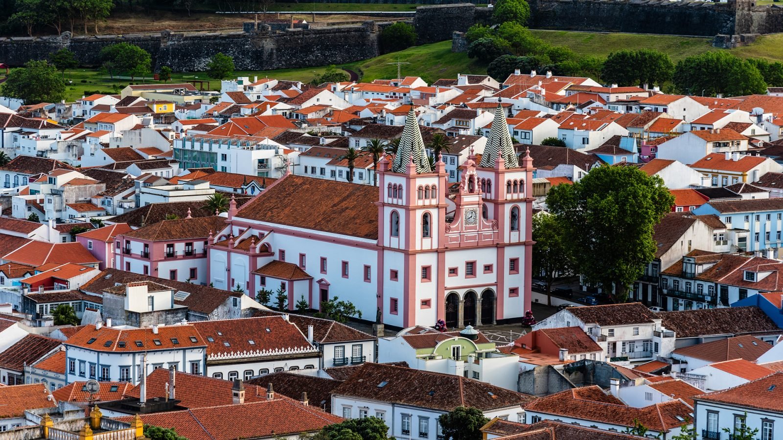 Zbliżenie na miasto Angra do Heroísmo