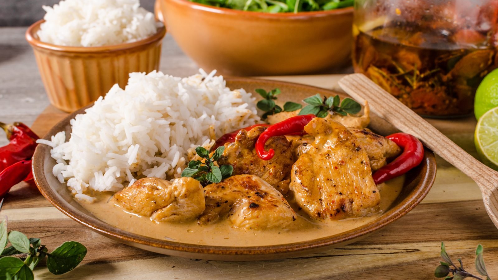 Curry z ryżem i kawałkami kurczaka