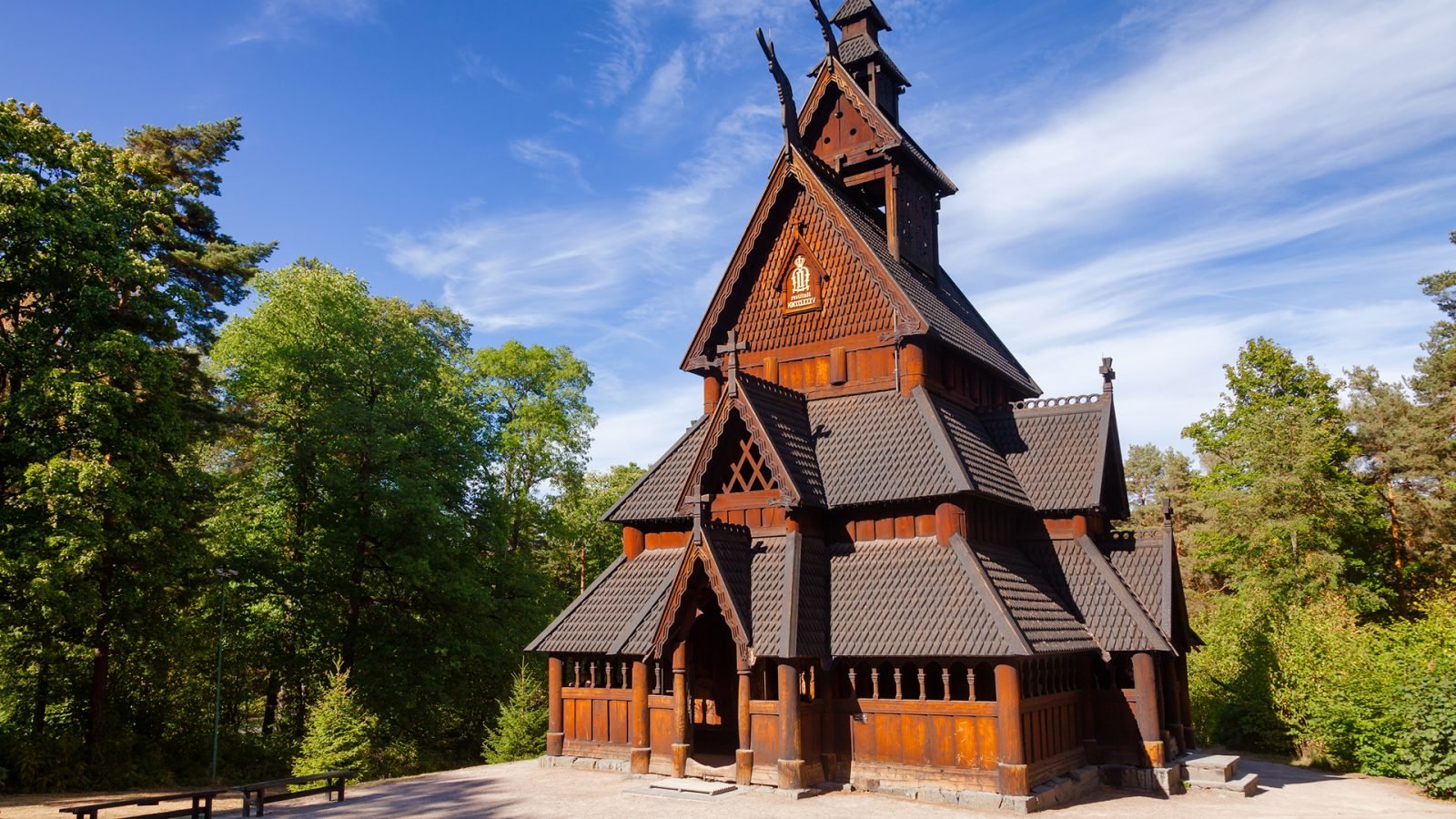 Zrekonstruowany drewniany kościół klepkowy w Gol (Gol Stavkyrkje) w Norweskim Muzeum Historii Kultury na półwyspie Bygdoy w Oslo, Norwegia