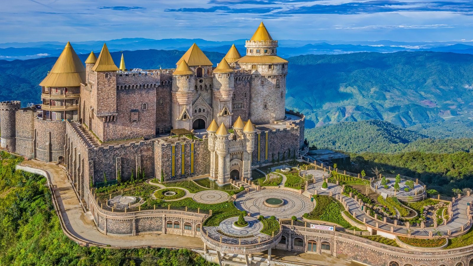 Widok z lotu ptaka na krajobraz księżycowych zamków spowity mgłą na szczycie wzgórz Bana, słynnego kurortu turystycznego Da Nang w Wietnamie.