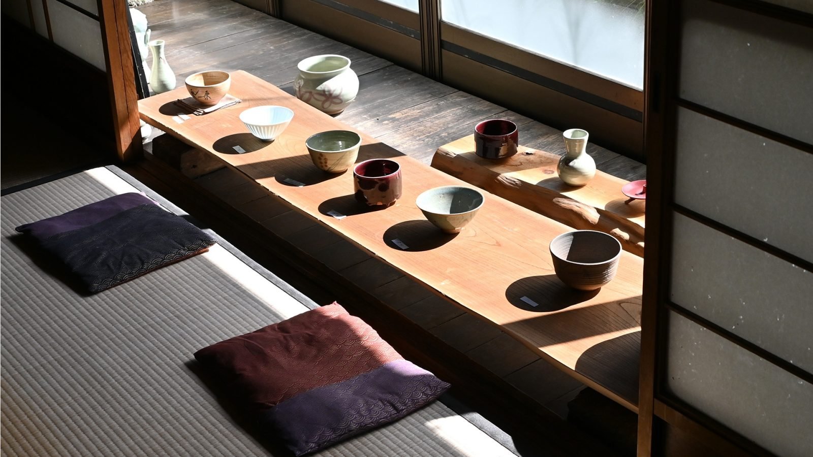 przygotowany stół do ceremonii herbaty