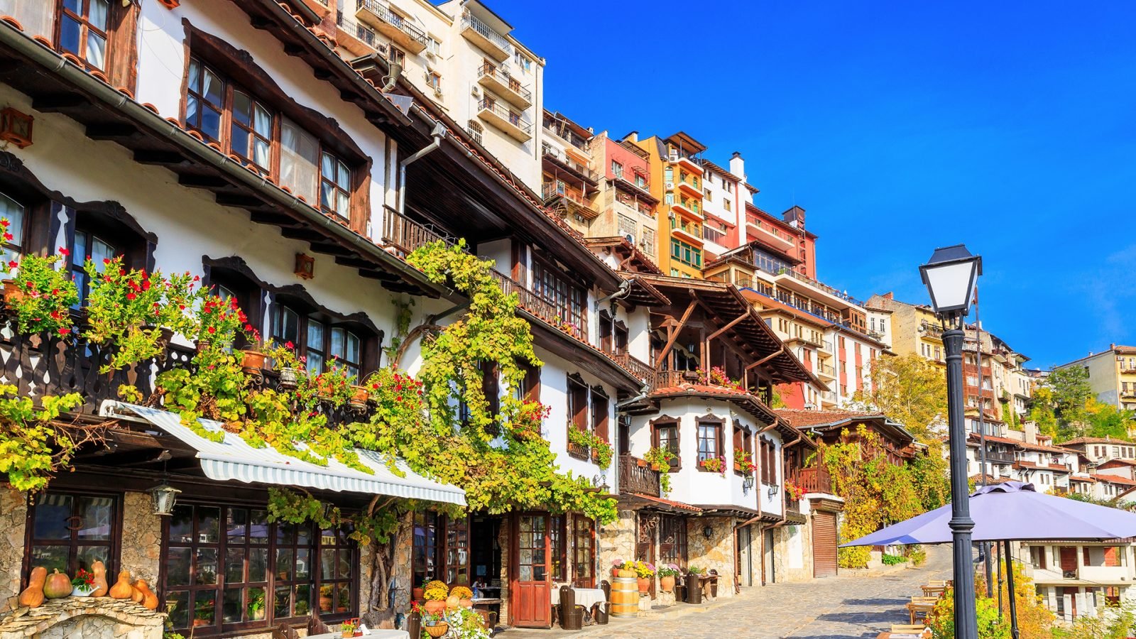 Krajobraz Bułgarii, widok na tradycyjne bułgarskie domy.