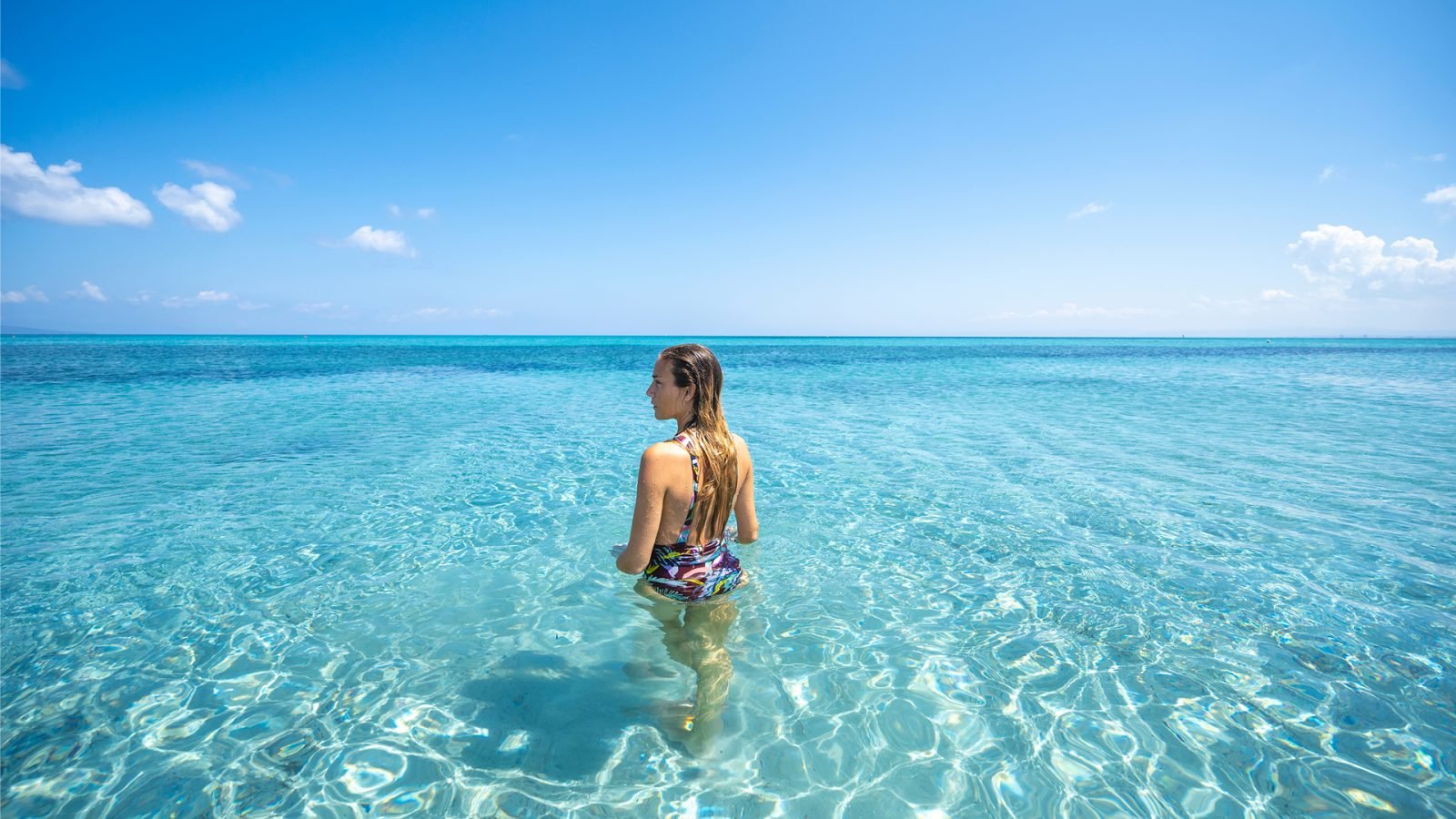 Blondynka kąpiąca się na plaży Stintino zwanej „La Pelosa”