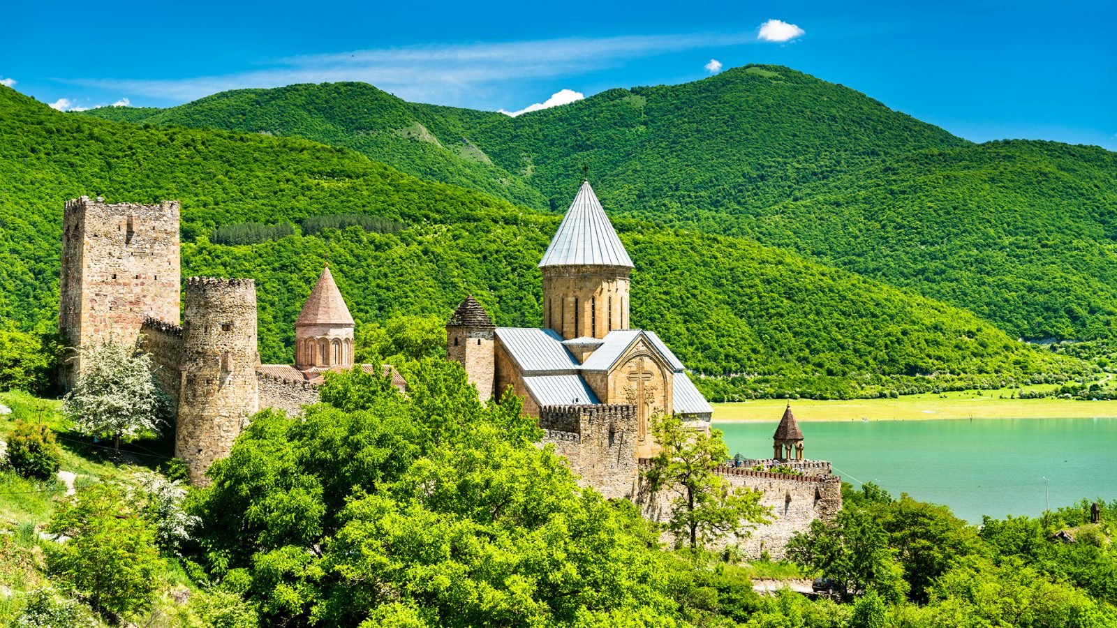 Widok na zamek Ananuri nad rzeką Aragwi w Gruzji