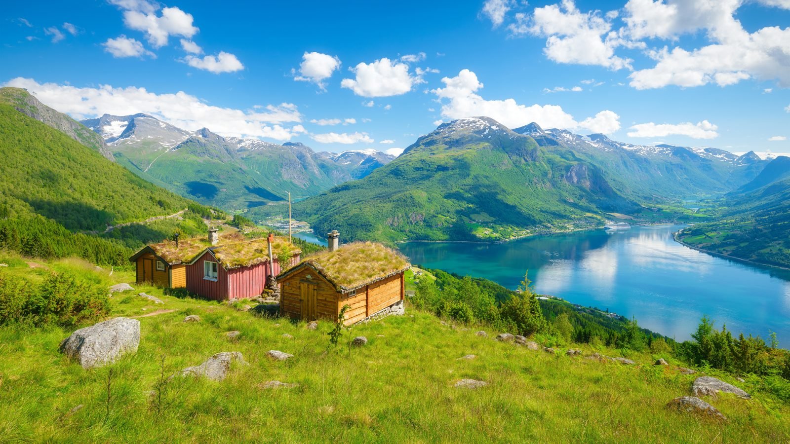 Drewniane domku na klifie wśród fiordów.