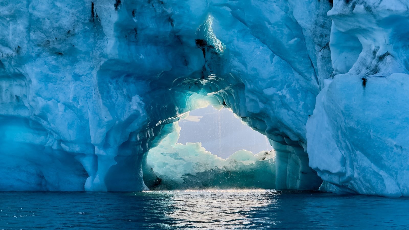 Lodowata góra lodowa w lagunie lodowcowej Jökulsárlón