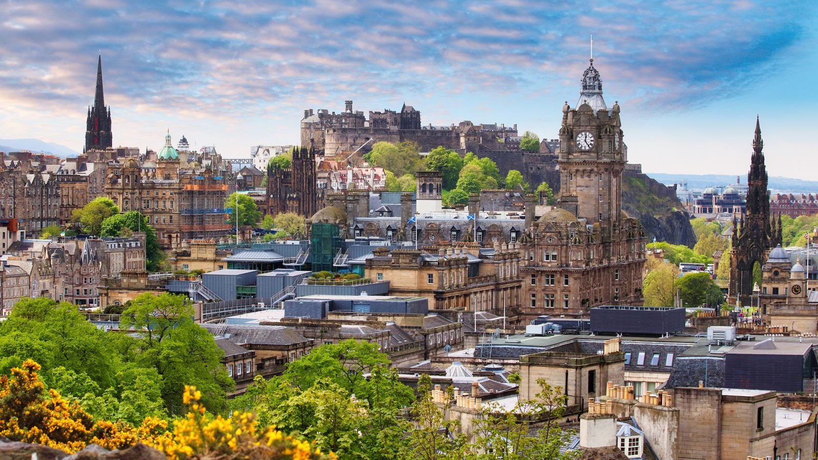 Widok na Edynburg w dzień z Calton Hill w Szkocji