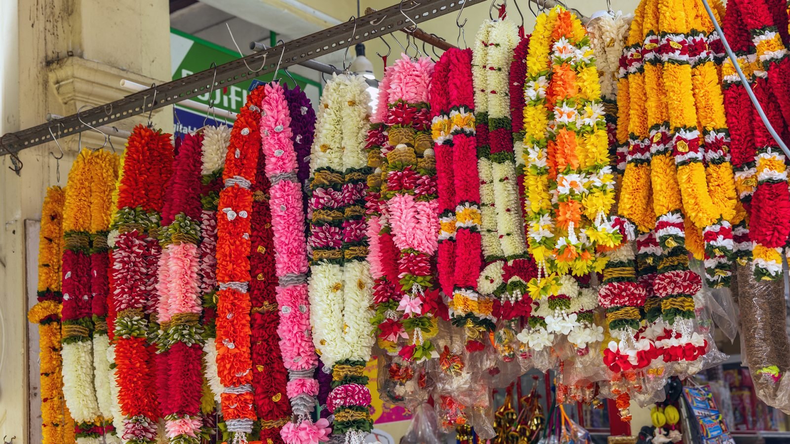Stoisko z kwiatami sprzedające girlandy na ofiary świątynne, Little India, Singapur
