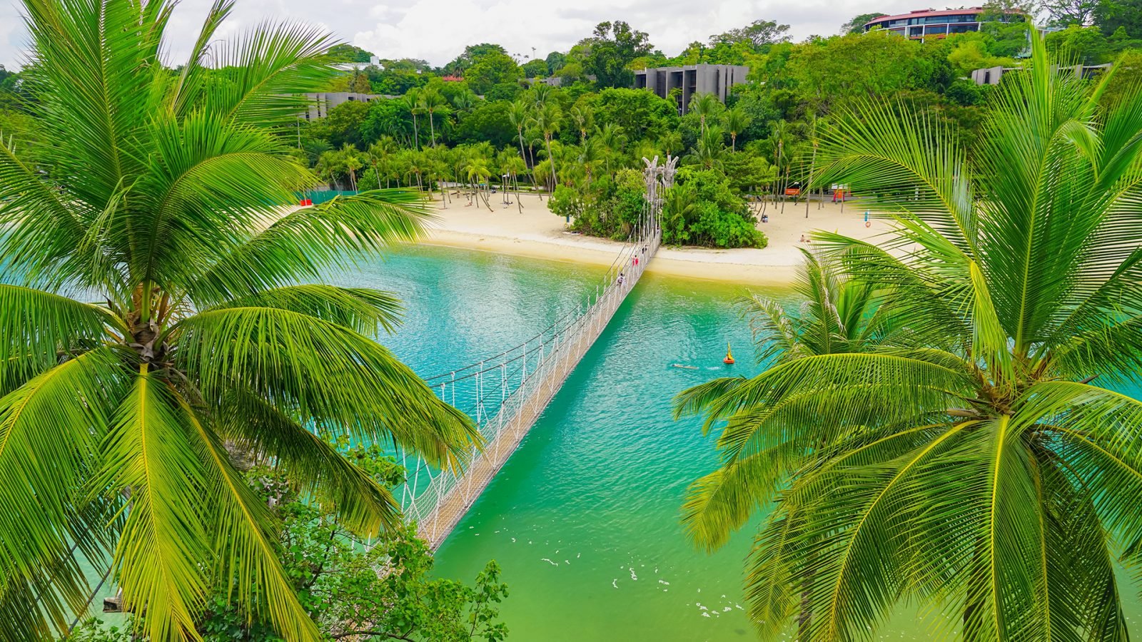Widok na piękną plażę na wyspie Sentosa w Singapurze.