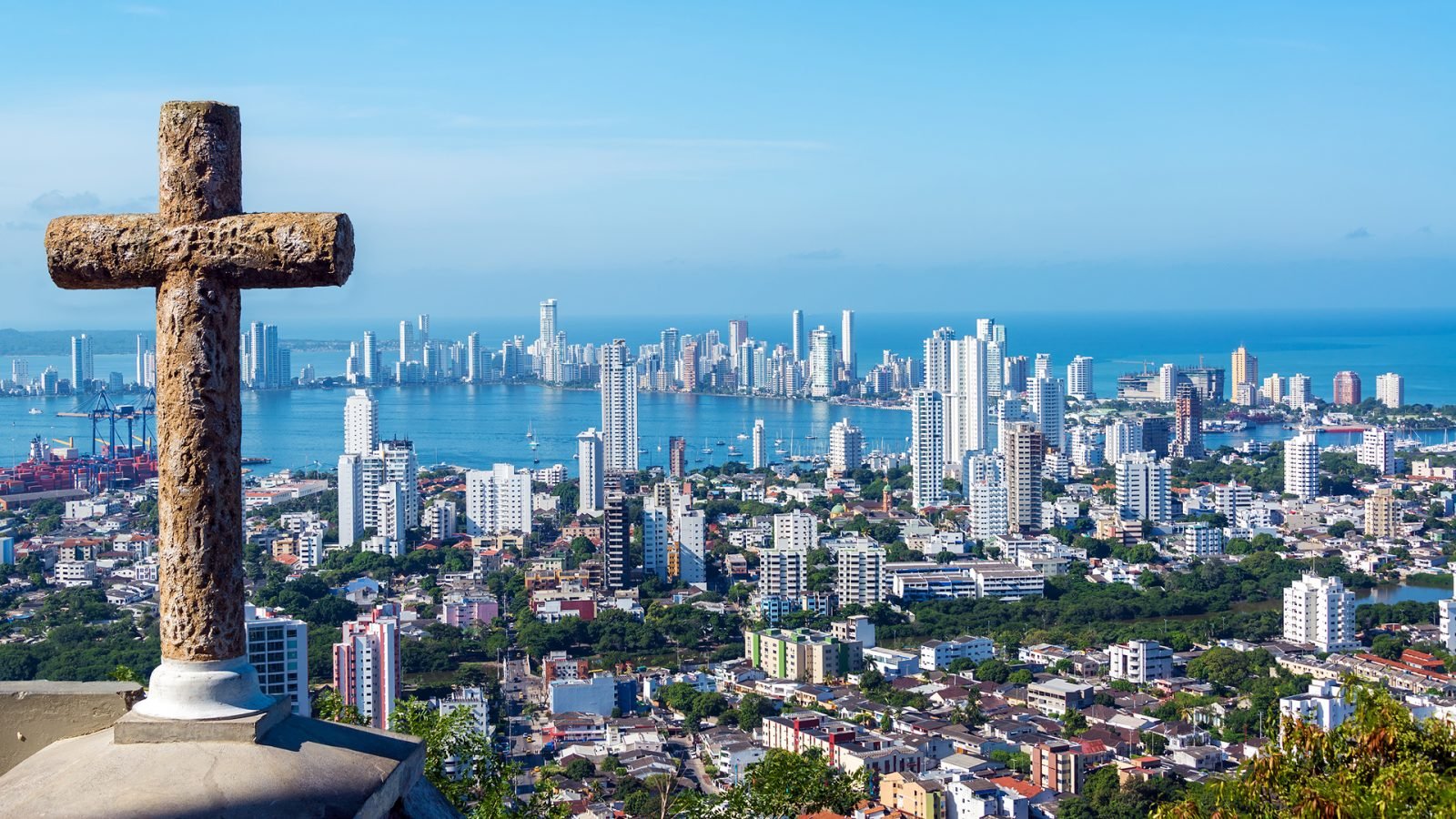 Widok na nowoczesną część Cartageny w Kolumbii z kamiennym krzyżem na pierwszym planie