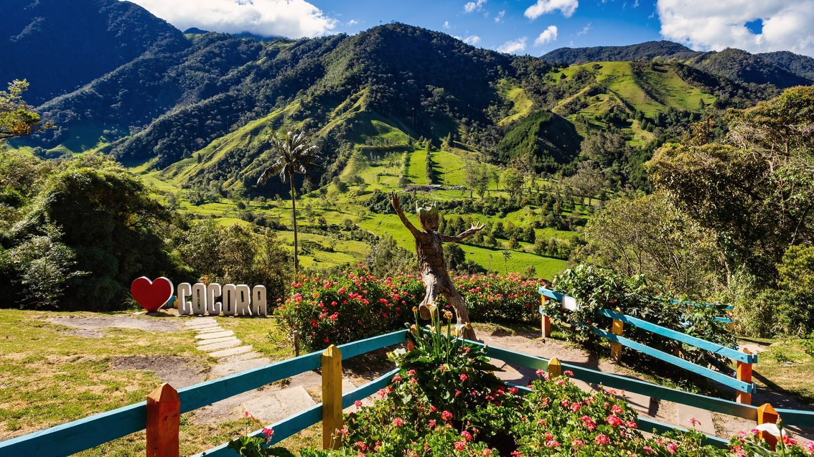 Znak Yo Love Cocora w słynnym centrum rozrywki Valle del Cocora Valley z wysokimi palmami woskowymi. Salento