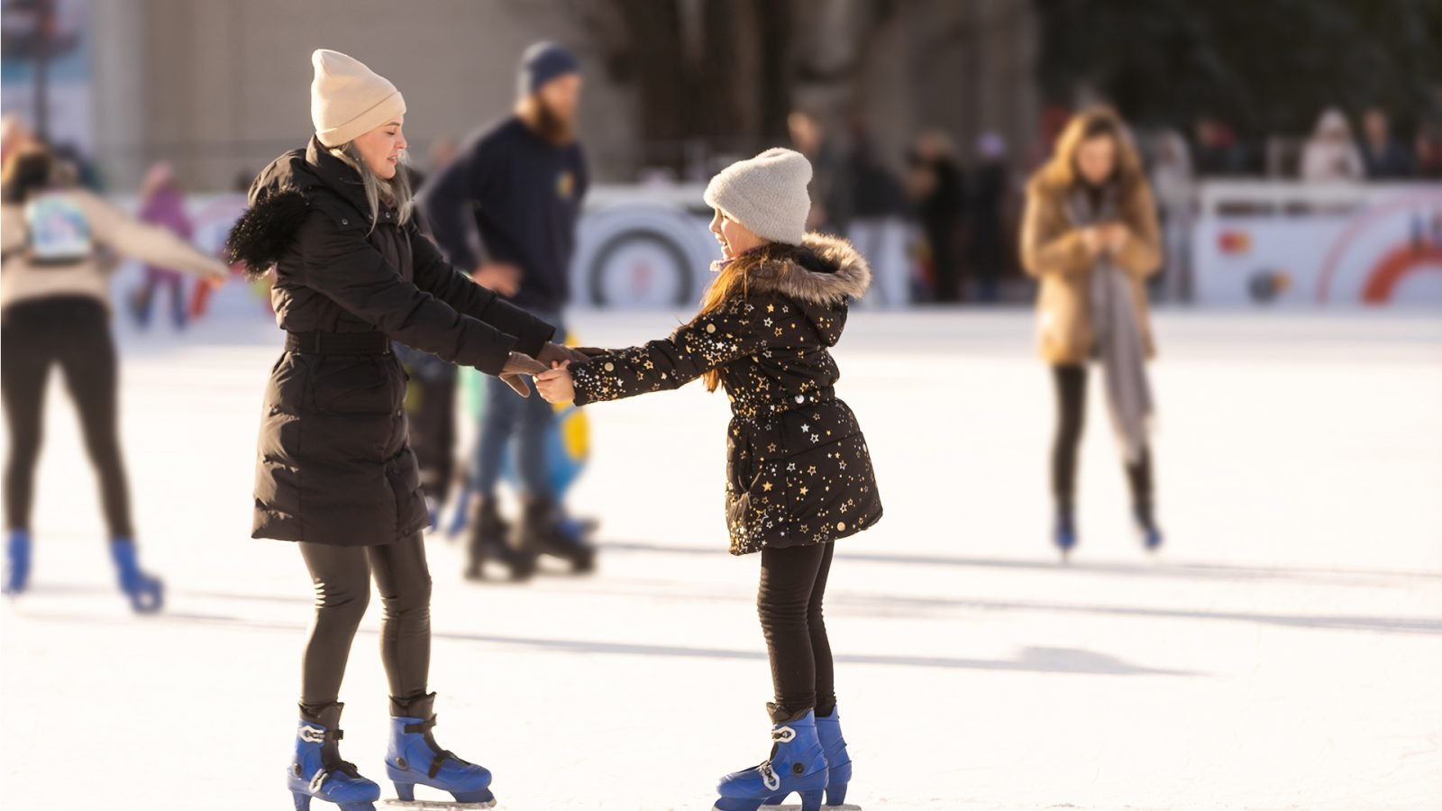 matka z córką na lodowisku