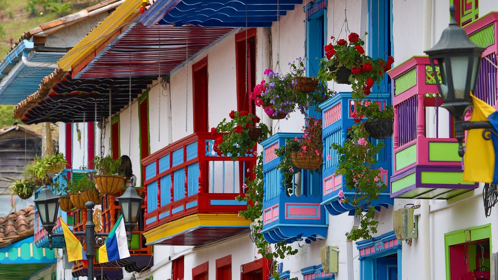 kolorowe balkony w stylu kolonialnym w Salento w Kolumbii