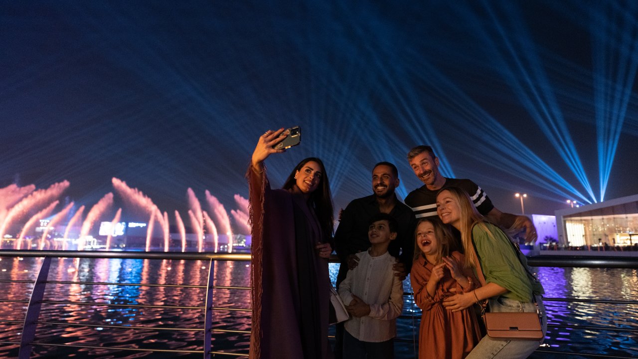 Rodzina pod fontanną Króla Fahida Jeddah  