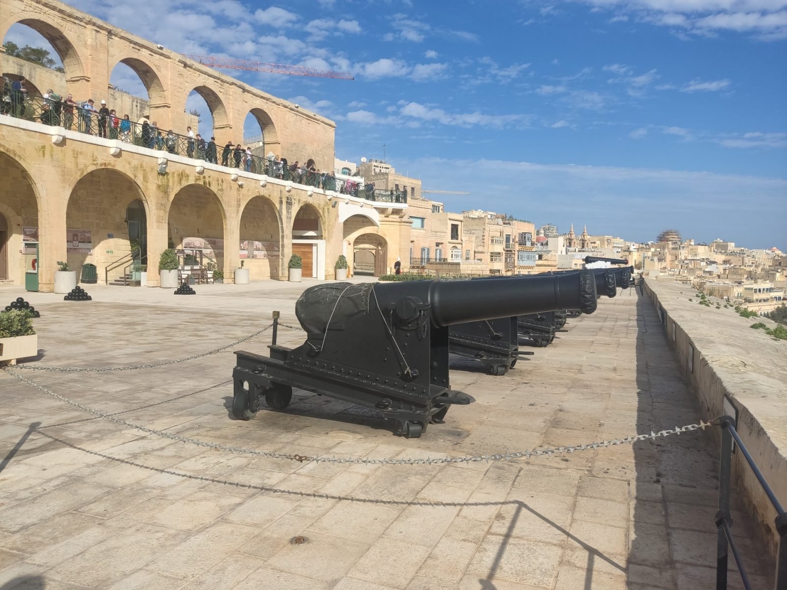 Valletta - zabytkowy fort i armaty