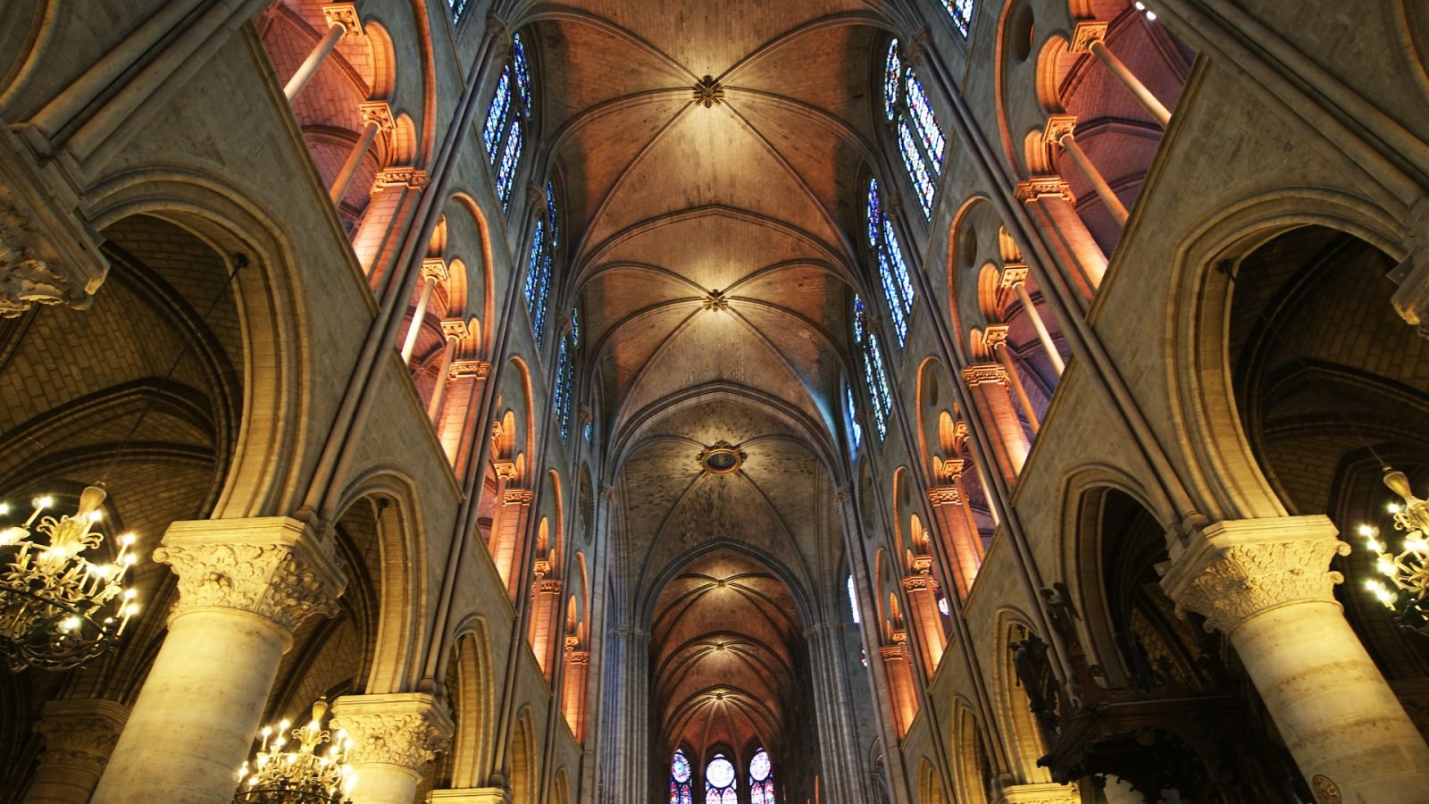 Wnętrze katedry Notre Dame w Paryżu