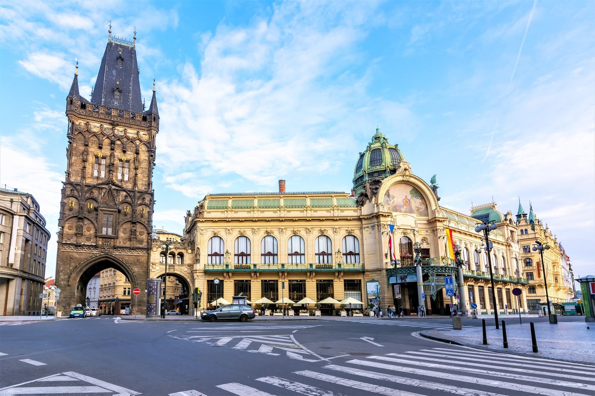Wieża Prochowa i Dom Miejski w Pradze w Czechach