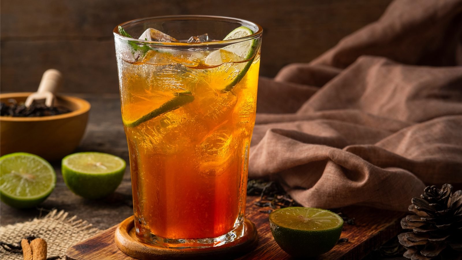 Chai manao - tajska mrożona herbata z obfitą porcją świeżo wyciśniętego soku z limonki