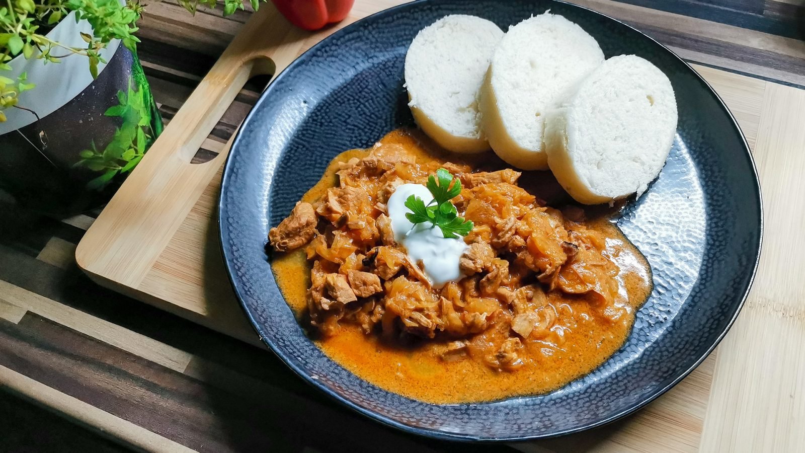 zupa-czosnkowa-gulasz-wolowy-i-knedle-co-zjesc-w-pradze-galeria-1