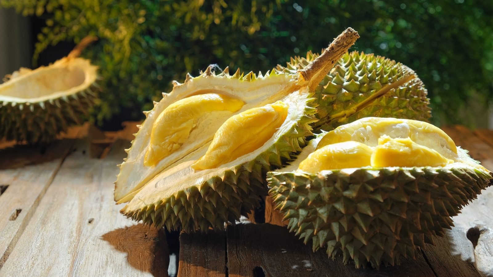 Durian - Jego kremowy, maślany miąższ o wyraźnym smaku umami przypomina nieco połączenie sera, cebuli i wanilii