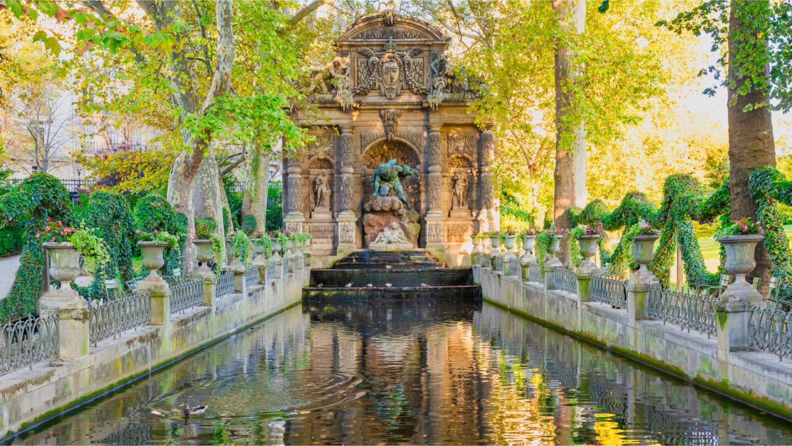 fontanna w stylu barokowym Medici w ogrodzie luksemburskim