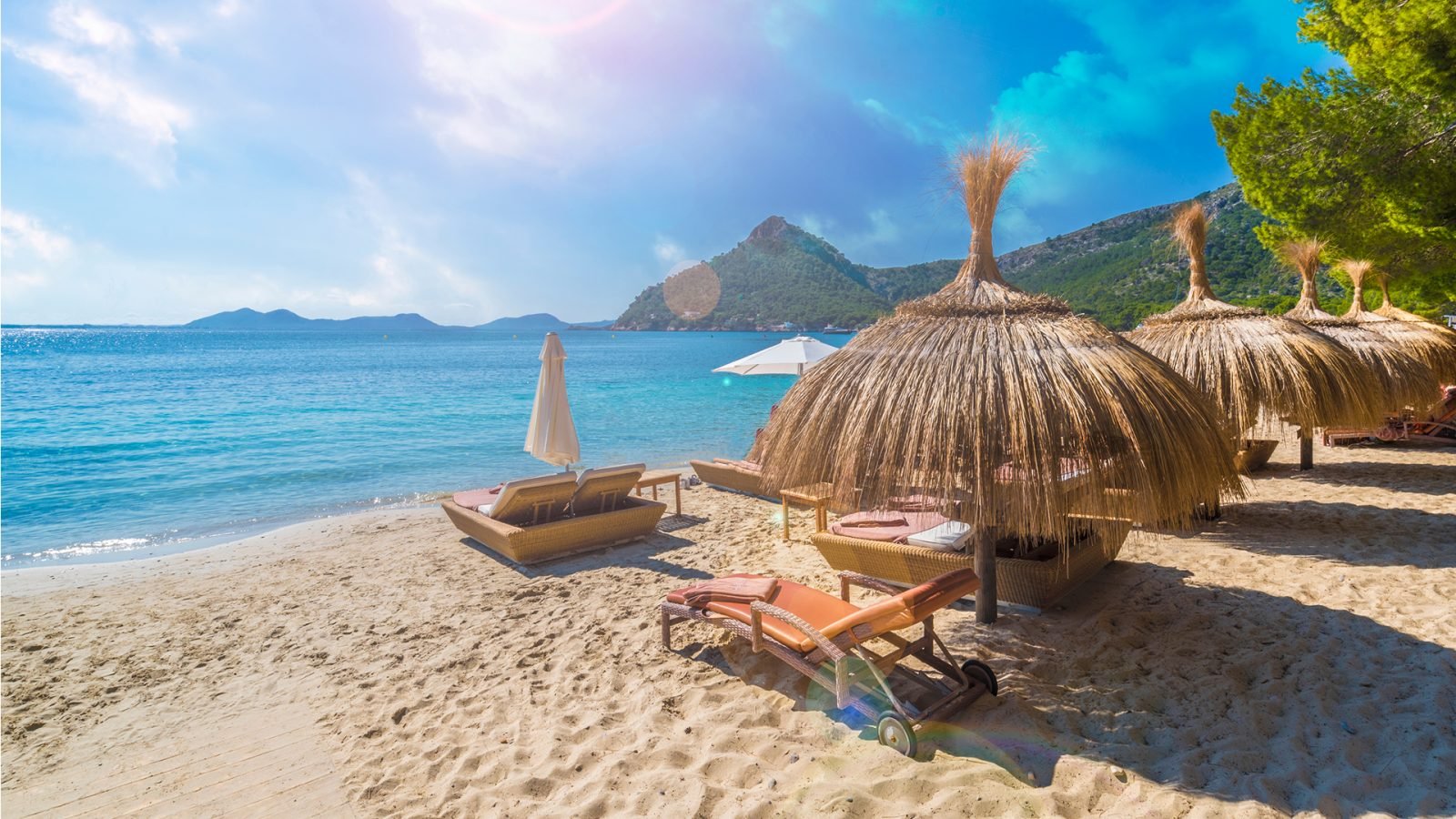 Leżaki na Playa de Formentor