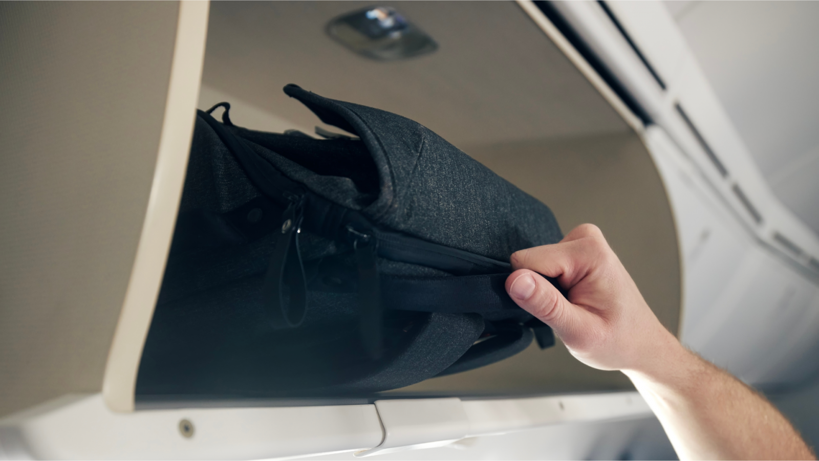 co-spakowac-do-bagazu-podrecznego-podpowiadamy-co-zabrac-do-samolotu-galeria-1