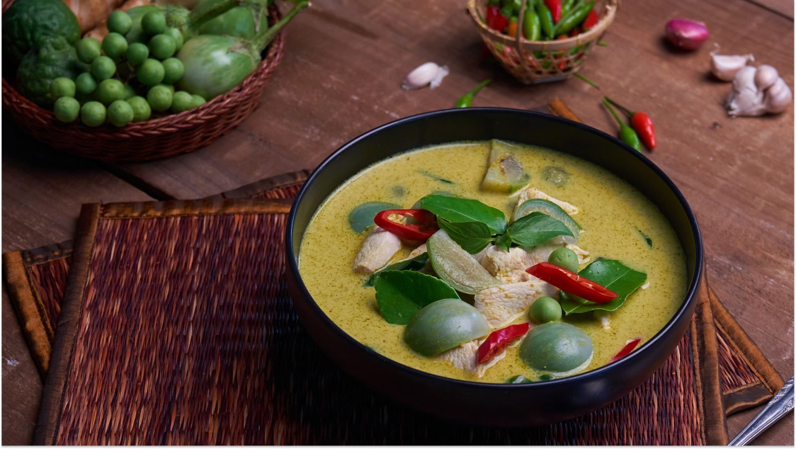 Zielone curry - zielenina, ostre papryczki, mleko kokosowe oraz aromatyczne pasty ręcznie utarte w moździerzu