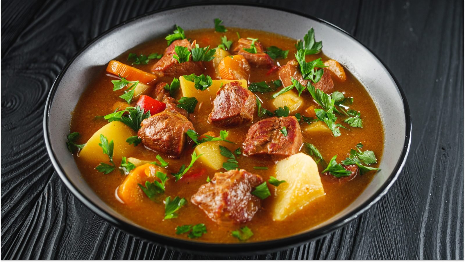 zupa-czosnkowa-gulasz-wolowy-i-knedle-co-zjesc-w-pradze-galeria-1