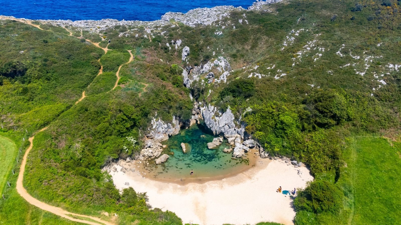 Playa de Gulpiyuri, Asturia - Hiszpania 