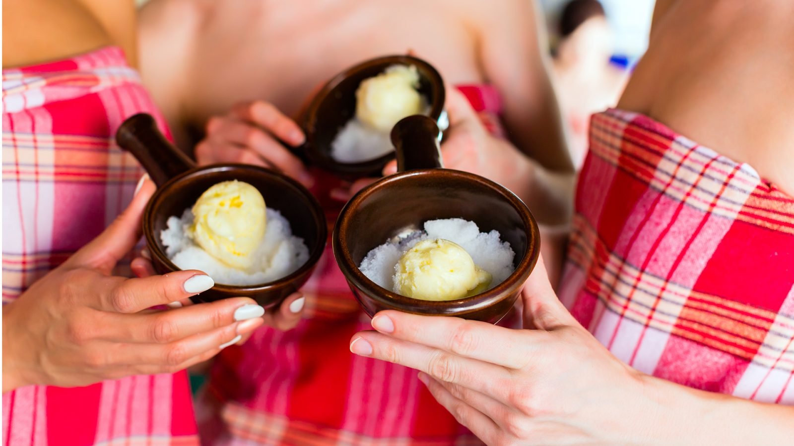 Kobiety trzymające naturalny peeling.