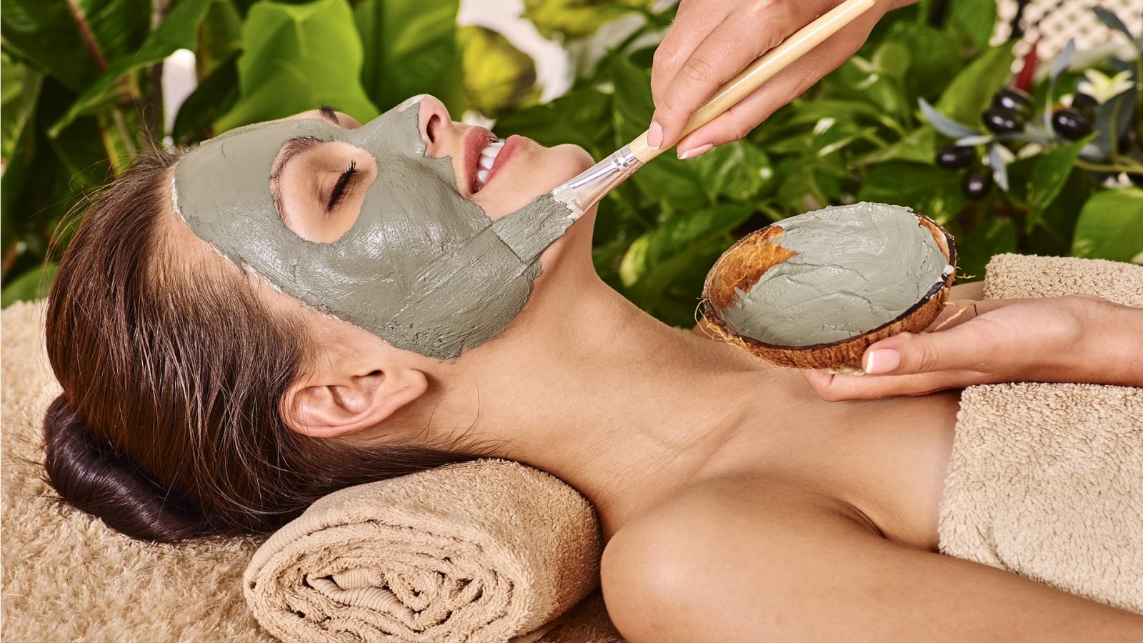 Nakładanie maseczki z glinki.