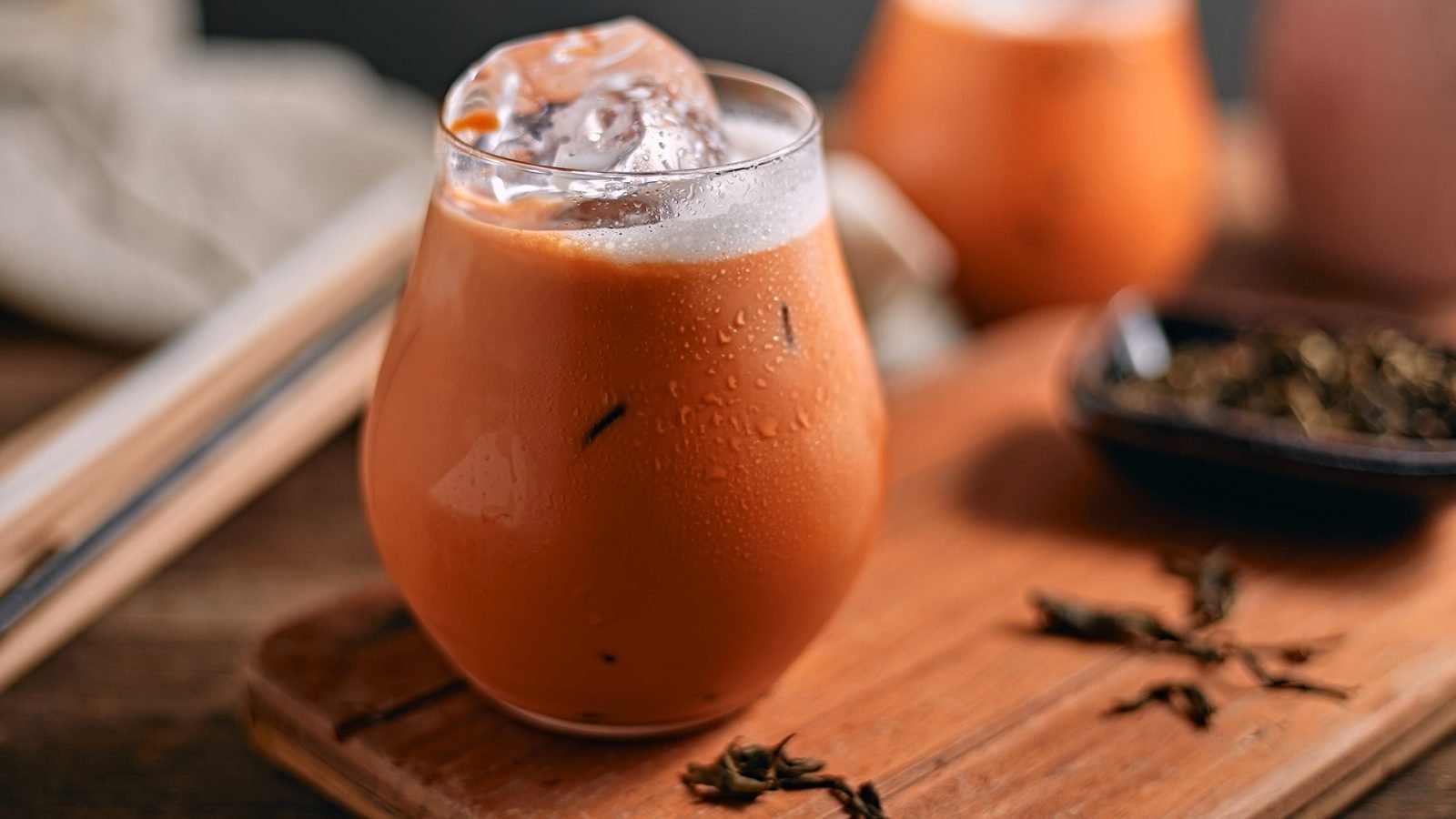 Cha yen - mocna, czarna herbata parzona z dodatkiem przypraw, takich jak anyż czy wanilia, serwowana z kruszonym lodem