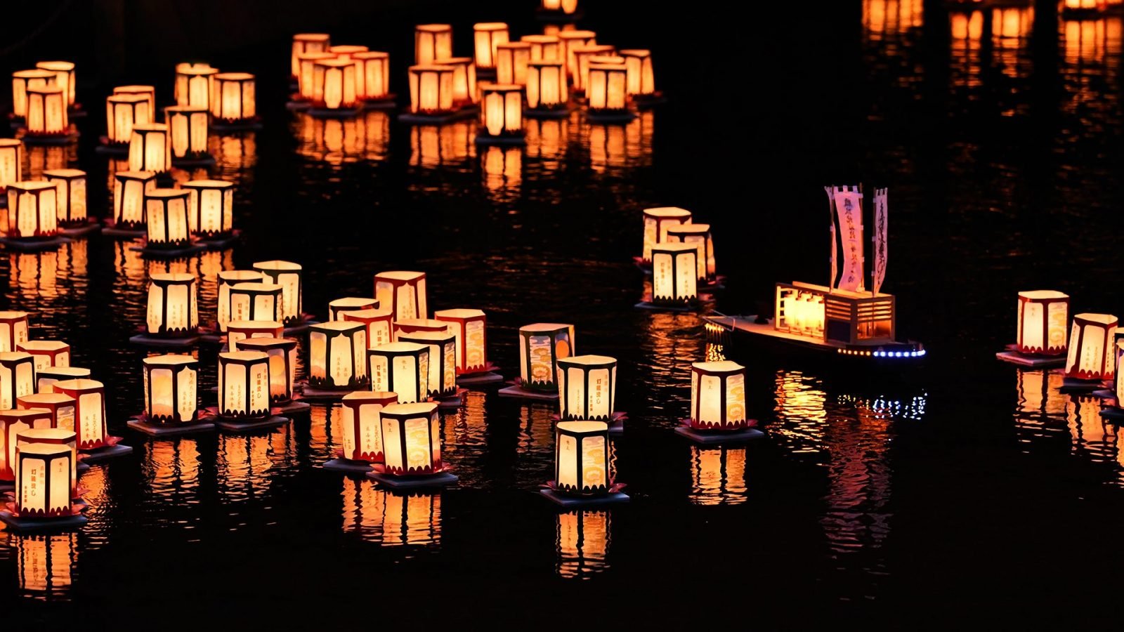 latarnie na wodzie podczas święta O-bon