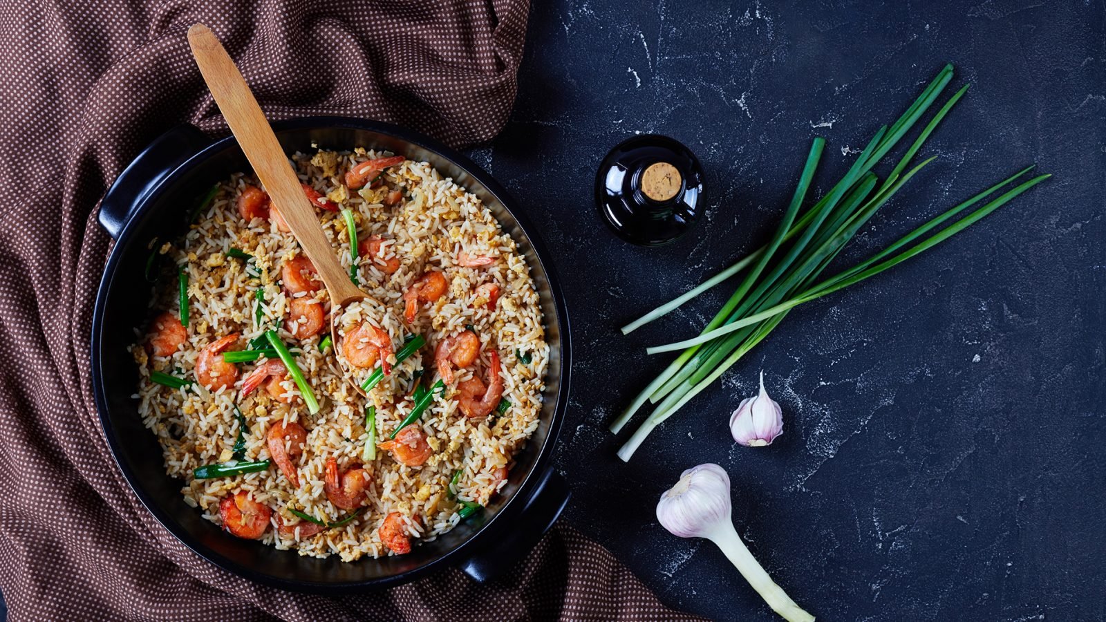 Khao pad - prostszy, mniej ziołowy i neutralny w smaku