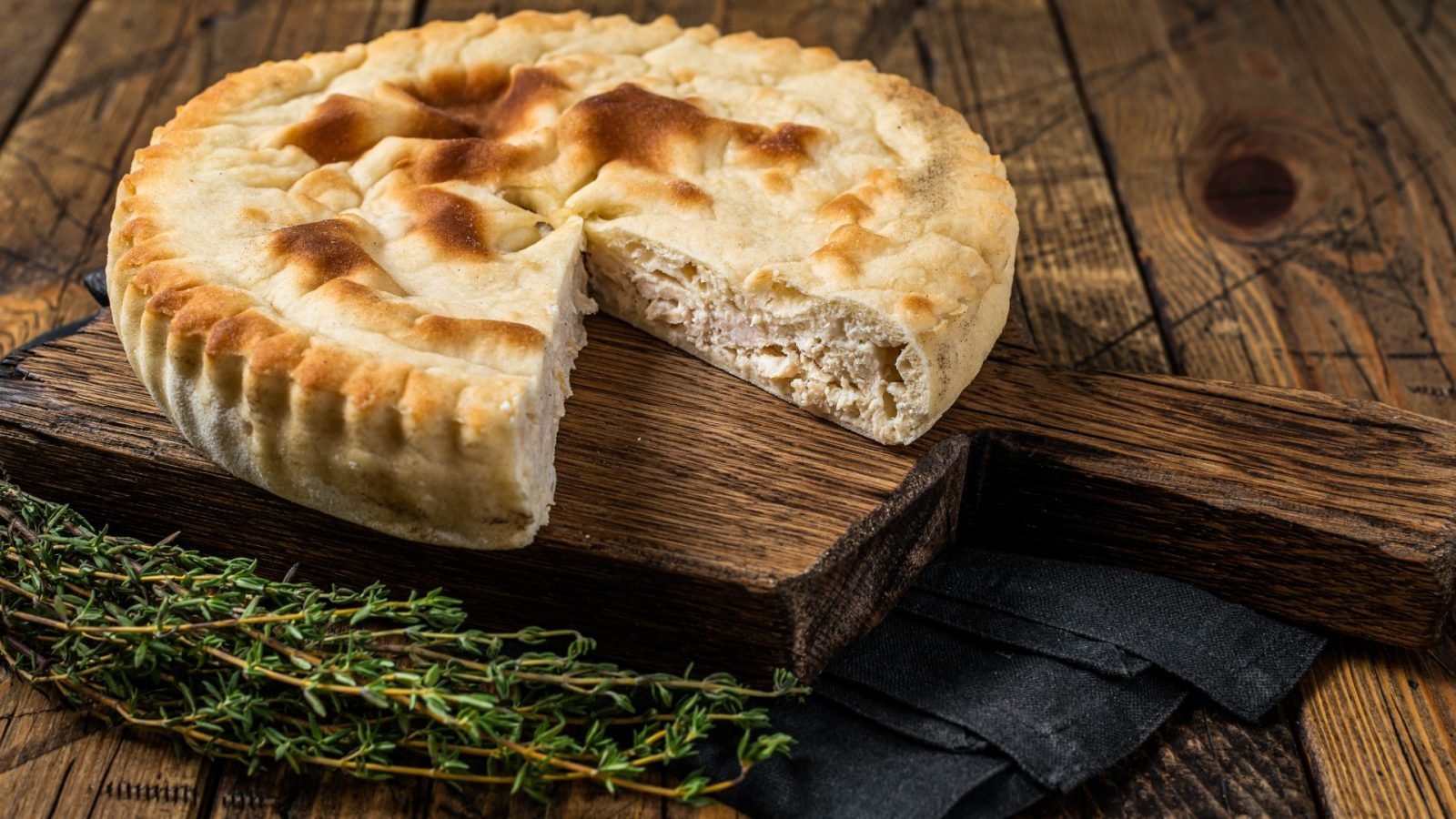 Kubdari - chleb z mięsnym farszem 