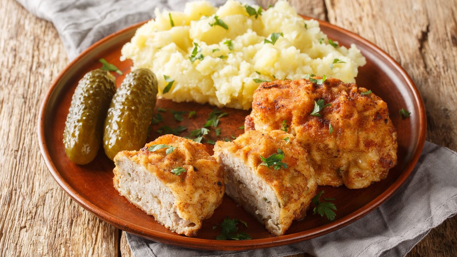 zupa-czosnkowa-gulasz-wolowy-i-knedle-co-zjesc-w-pradze-galeria-1