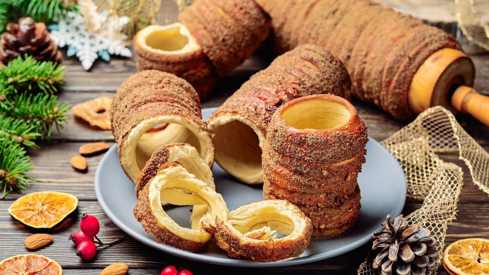 zupa-czosnkowa-gulasz-wolowy-i-knedle-co-zjesc-w-pradze-galeria-1