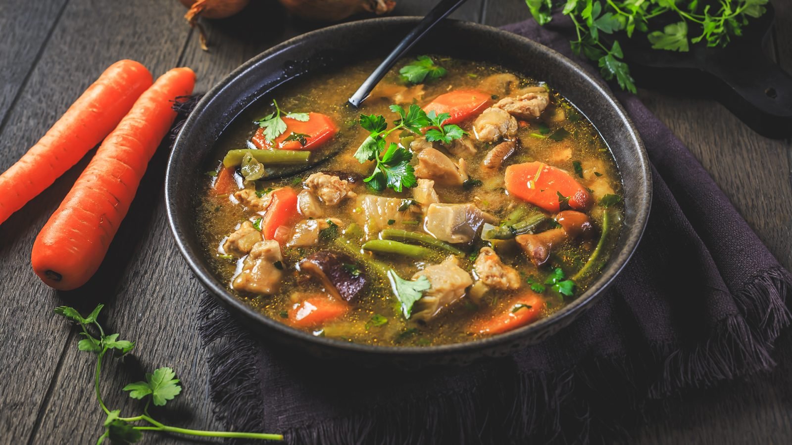 zupa-czosnkowa-gulasz-wolowy-i-knedle-co-zjesc-w-pradze-galeria-1