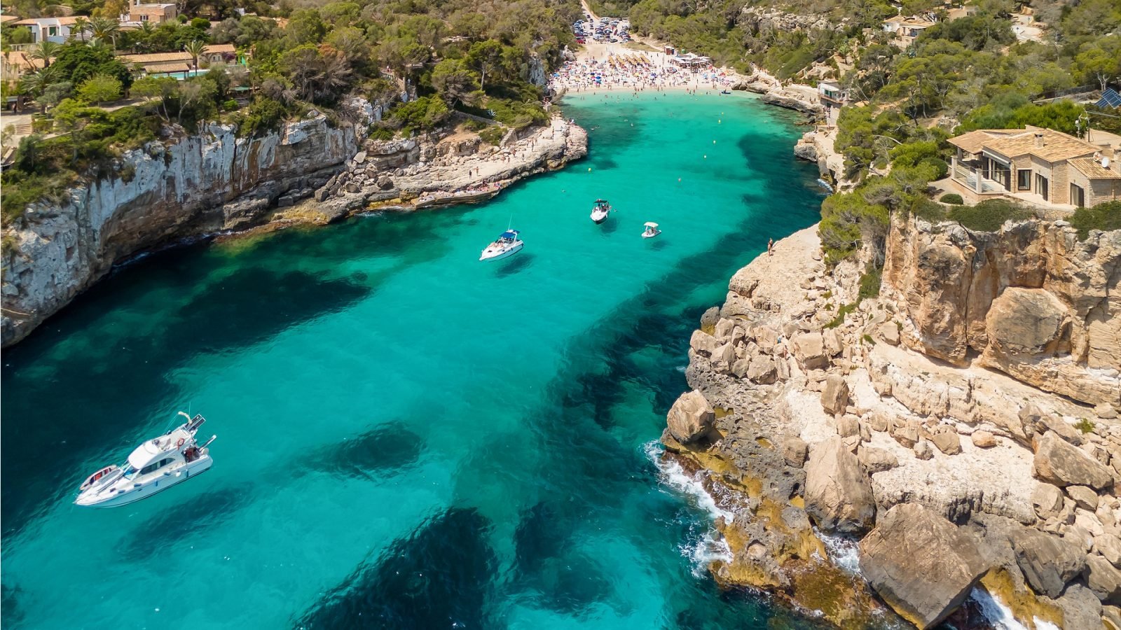 Łódki na wodach Cala Llombards