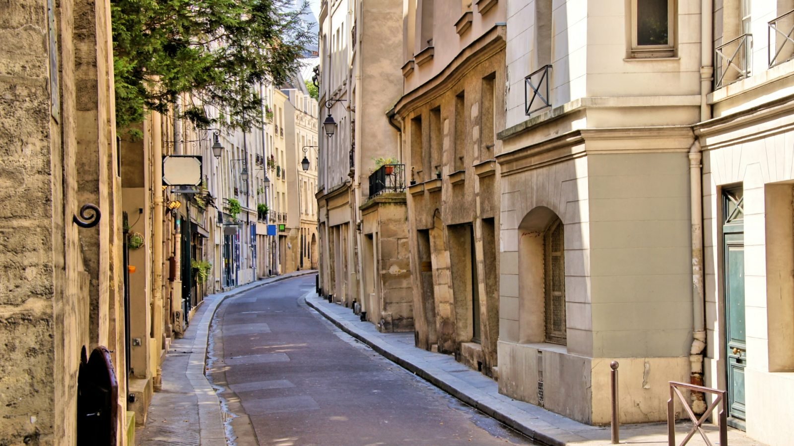 malownicza ulica w Dzielnicy Łacińskiej w Paryżu