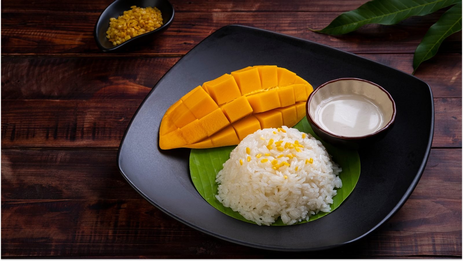 Mango sticky rice  - słodycz mleka kokosowego, lekko słony akcent ryżu i naturalna kwasowość mango łączą się w słodką, tropikalną całość