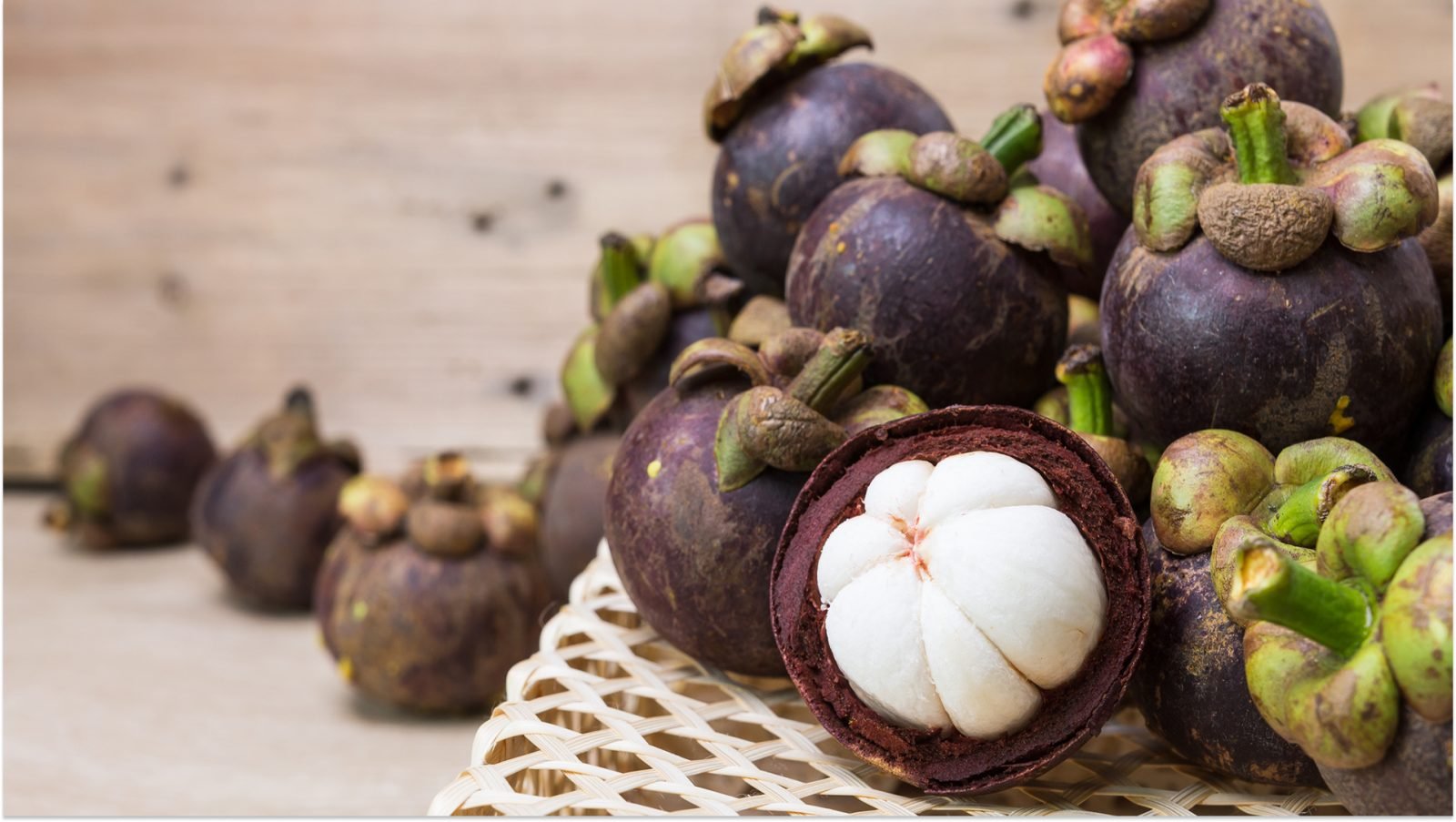 Mangostan - Ma fioletową, twardą skórkę i delikatny, biały miąższ w środku