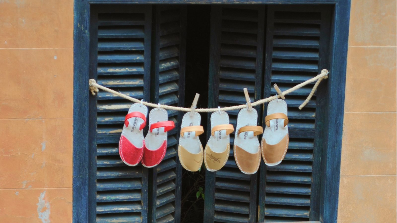 Majorkańskie buty wiszące na sznurku