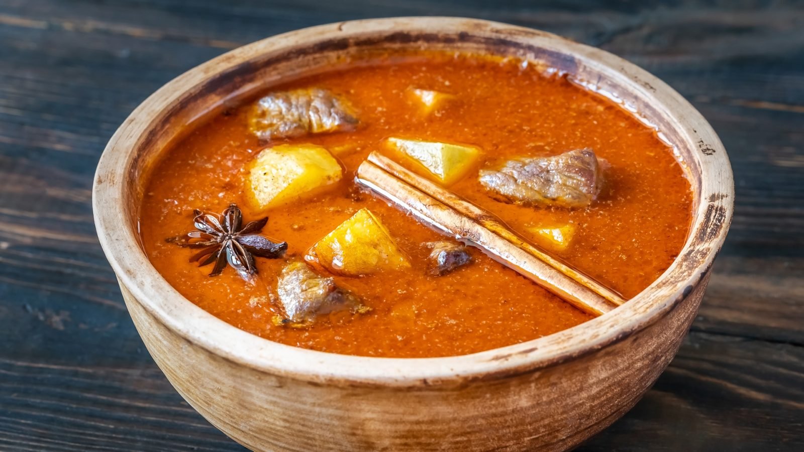 Manssaman curry - łagodność, głębia smaku i aromat bardziej przypominający kuchnię indyjską lub bliskowschodnią