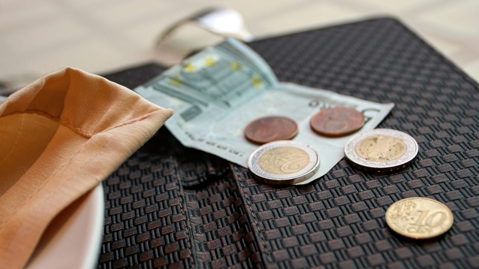 napiwki-podczas-urlopu-krotki-poradnik-informacja